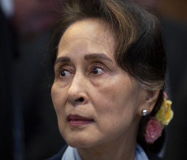 Tribunal de Myanmar condena a Suu Kyi por corrupción
