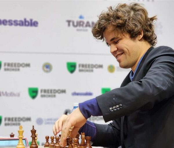 Magnus Carlsen es una máquina: por tercera vez ganó la Triple Corona de los mundiales de ajedrez clásico, rápido y blitz