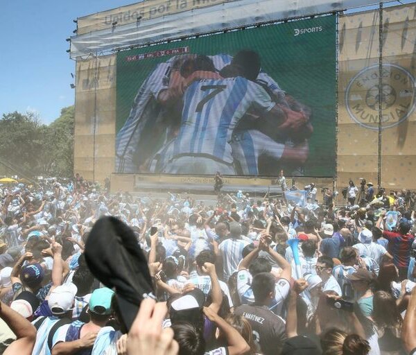 Fervor por Argentina tricampeón: en la calle, una fiesta popular tiñe de celeste y blanco todos los rincones del país