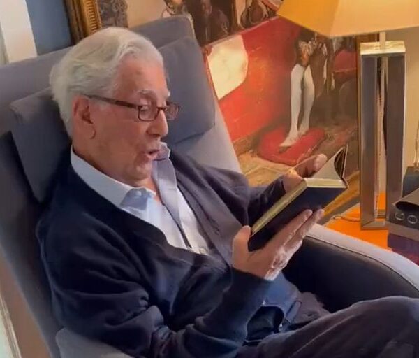 Reapareció Vargas Llosa: mientras su separación de Preysler alimenta horas de televisión, el escritor lee “Madame Bovary”