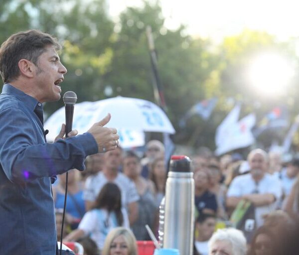 Axel Kicillof en modo campaña: “Le pusieron una pistola en la cabeza a la democracia”
