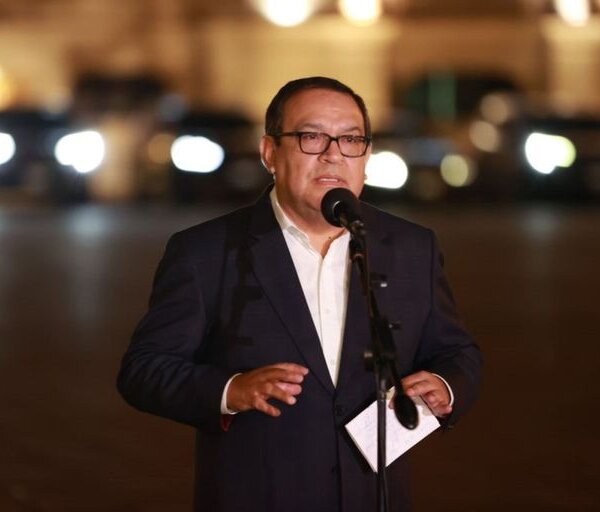 Dina Boluarte nombra a su exministro de Defensa como nuevo jefe de Gobierno en Perú