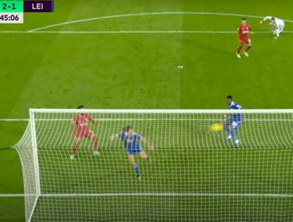 Liverpool le ganó 2-1 a Leicester por dos goles en contra de un mismo jugador