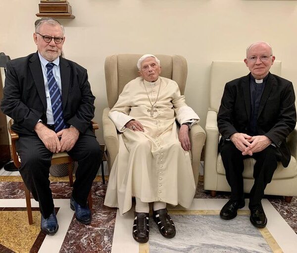 La salud de Benedicto XVI: “está estable dentro de la gravedad” y su secretario volvió de urgencia al Vaticano