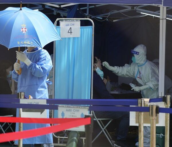 Hong Kong elimina prueba de COVID para pasajeros
