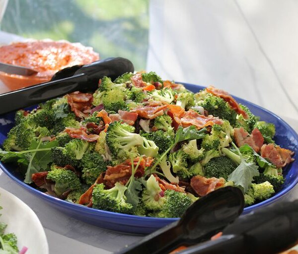 Ensalada de brócoli y espinaca con panceta y crocante de almendras