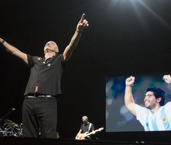 Eros Ramazzotti en el Movistar Arena: espíritu rockero, sex appeal y un festejado homenaje a Diego Maradona