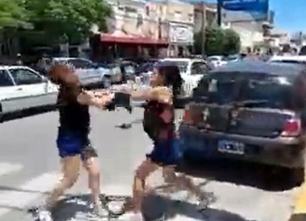 Neuquén: dos mujeres se pelearon en la calle y una terminó apuñalada
