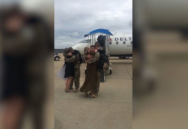 Así fue el recibimiento que le dio su familia a este soldado