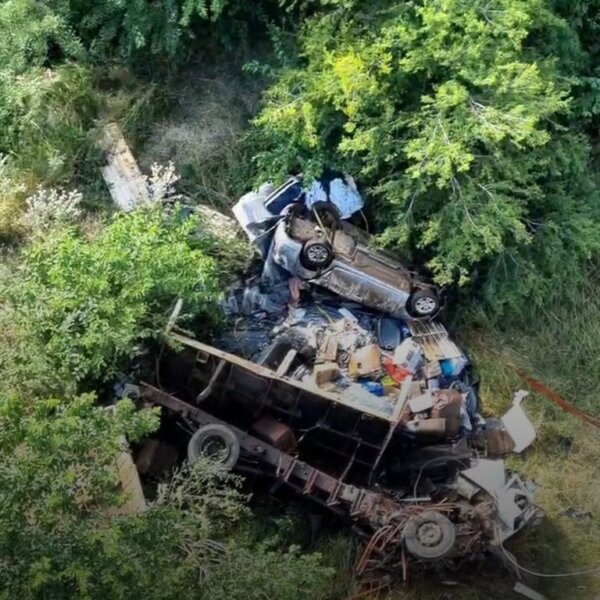 Zárate-Brazo Largo: un camión cayó al vacío desde el puente Mitre, falleció el conductor y su cuerpo quedó atrapado entre los hierros retorcidos