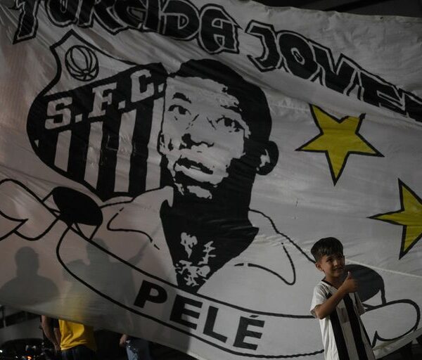 Pelé recordado por impulsar el fútbol en todo el mundo