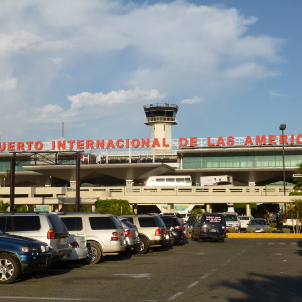 Habilitan parqueos extras en el AILA ante incremento de visitantes