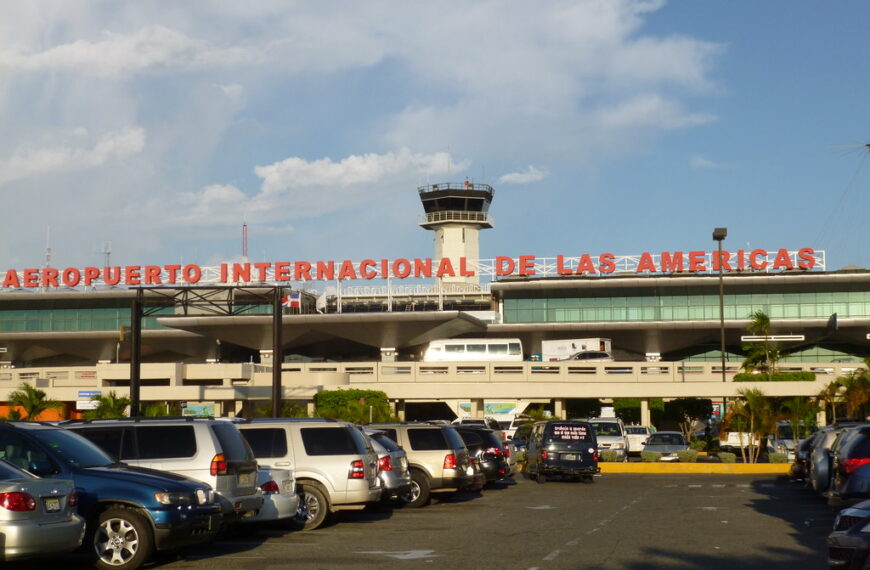 Habilitan parqueos extras en el AILA ante incremento de visitantes
