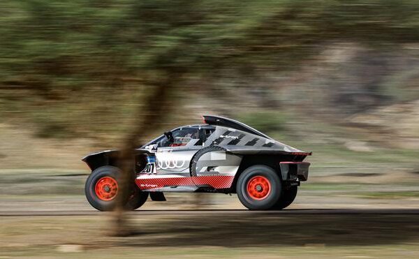 Carlos Sainz, remontada y liderato en la primera etapa del Dakar