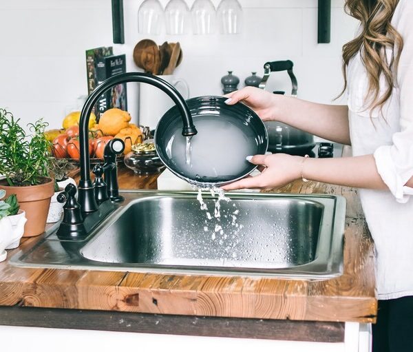 Cómo hacer un jabón lavatrastes ecológico y que cuide la salud. Receta económica y útil que te salvará en la cocina