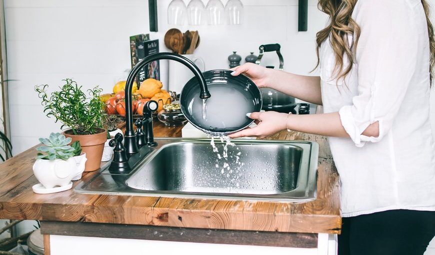 Cómo hacer un jabón lavatrastes ecológico y que cuide la salud. Receta económica y útil que te salvará en la cocina