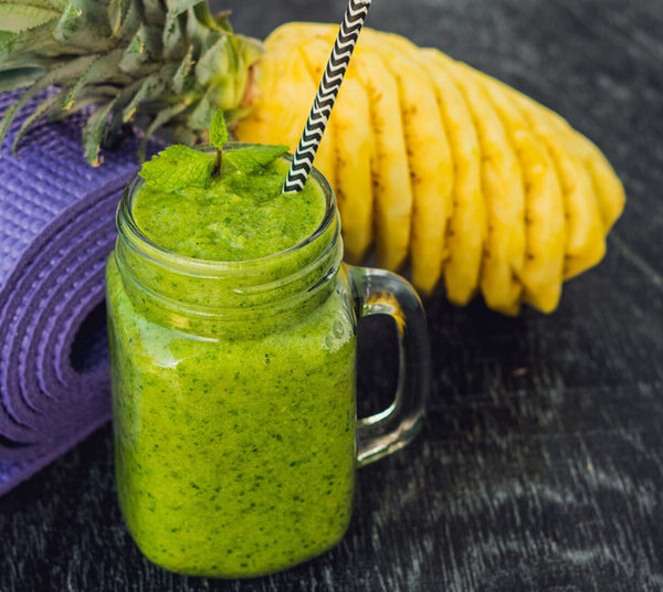 Recetas de bebidas sin alcohol y saludables: cómo hacer Jugo verde con piña para mejorar tu digestión y volverla mucho más saludable