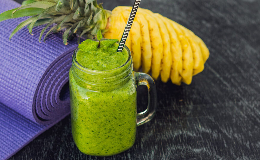 Recetas de bebidas sin alcohol y saludables: cómo hacer Jugo verde con piña para mejorar tu digestión y volverla mucho más saludable