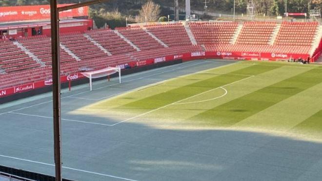 El césped de Montilivi, congelado antes de la visita del Barça