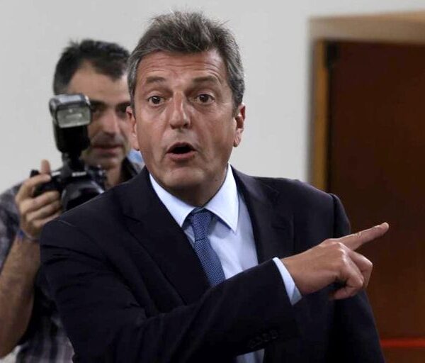 Se aceleran los realineamientos en el oficialismo para entronizar a Sergio Massa como candidato único, a la espera de definiciones de Cristina