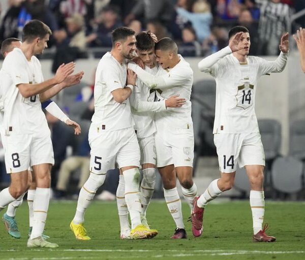Vázquez anota pero un joven EEUU cae ante Serbia