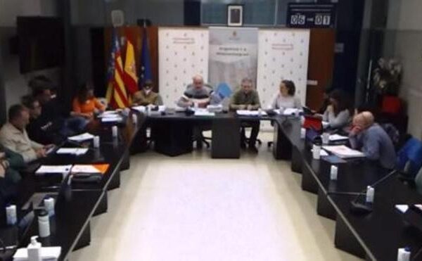 Expulsan a un edil de Vox por hacer el saludo fascista al alcalde en el pleno de un municipio valenciano