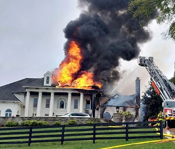 Compra insólita: un aviso de una casa incendiándose logra que se venda por US$1,5 millones tal como quedó