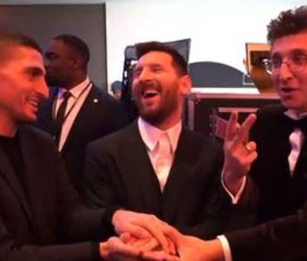 Lionel Messi disfrutó de un truco de magia junto a Marco Verratti y no pudo contener la risa: “¿Qué dice?”