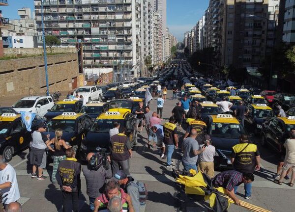 Protesta en Mar del Plata: taxistas cortan los accesos por las rutas 2 y 11 y complican la llegada de turistas