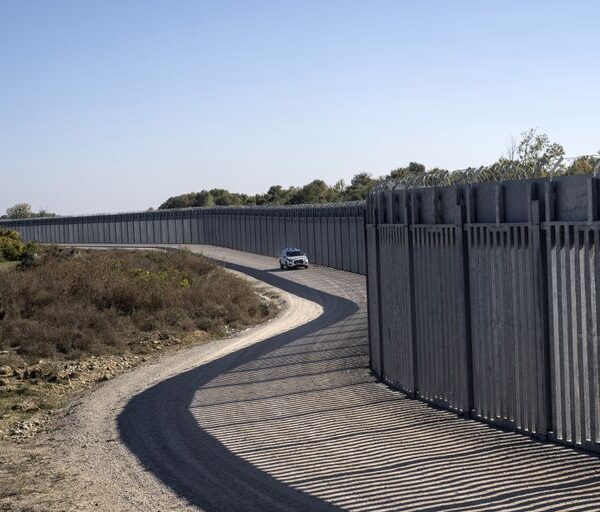 Grecia expande muro fronterizo y pide ayuda a la UE