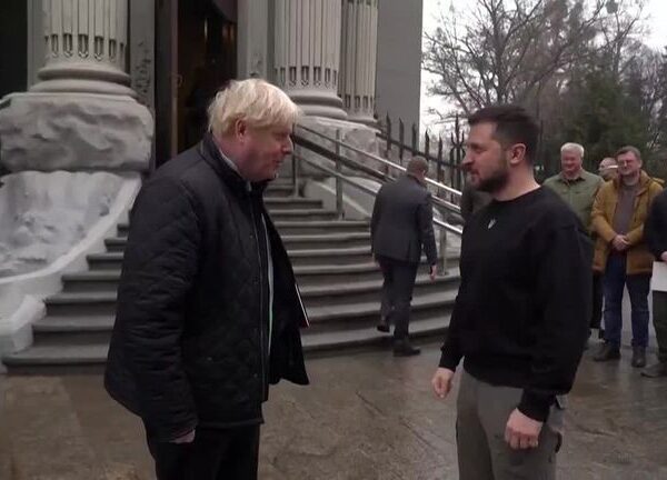 El ex-primer ministro británico se reúne con Zelenskiy en visita sorpresa a Ucrania