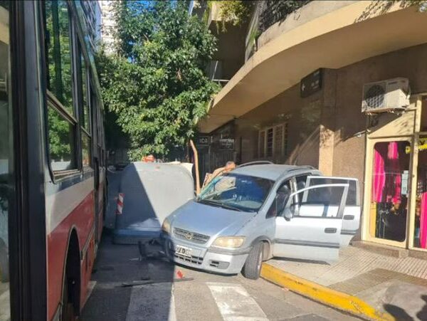 Retiro: dos heridos por un choque entre un colectivo y un auto en Juncal y Esmeralda
