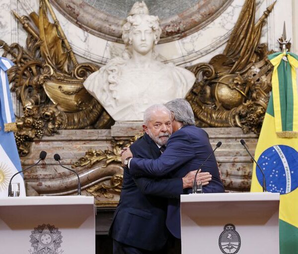 Qué tan factible es la creación de una moneda común con Brasil, según los economistas