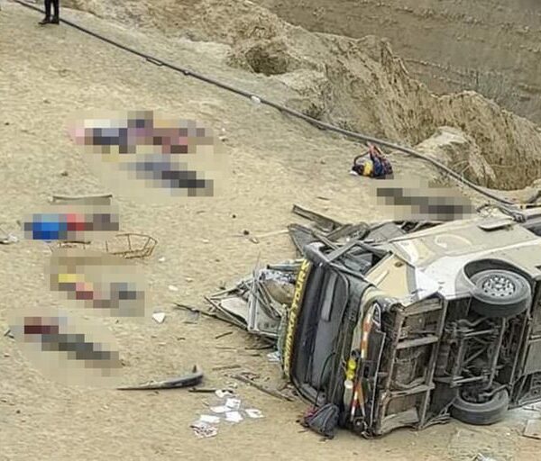 Viajaban 60 personas: al menos 25 muertos al caer un colectivo por un precipicio en Perú