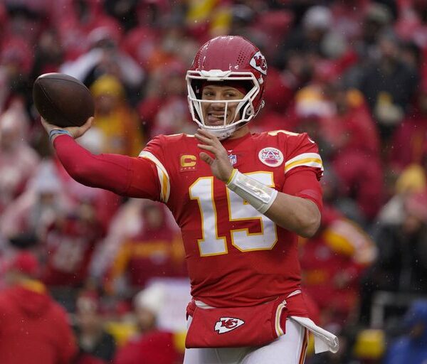 Renqueante Mahomes guía a Chiefs a triunfo ante Jaguars
