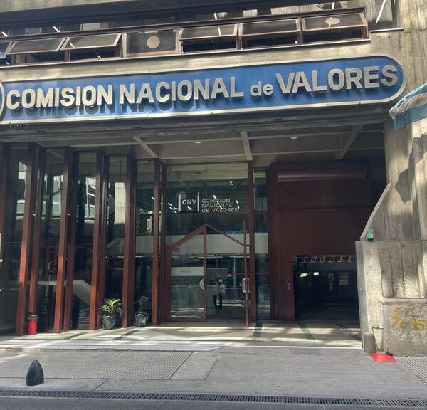 Operación polémica: dos sociedades de Bolsa se presentaron a la CNV