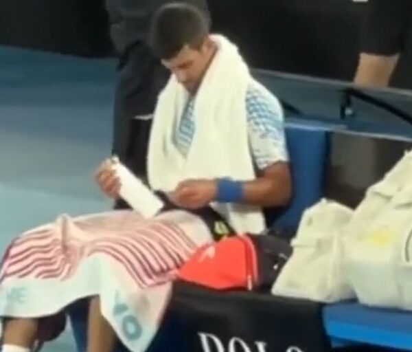 Novak Djokovic y otra botella misteriosa (y con mensaje) que llega a sus manos durante su victoria sobre Grigor Dimitrov en el Australian Open