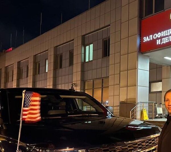 La nueva embajadora de Estados Unidos en Rusia llega a Moscú