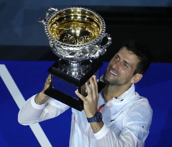 Novak Djokovic venció a Stefanos Tsitsipas en el Australian Open: es campeón por décima vez, igualó el récord de Grand Slams de Nadal y recuperó el N° 1