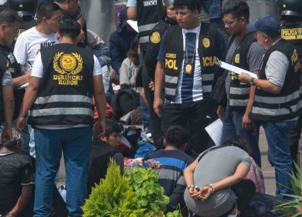 Protestas en Perú: detienen a más de 200 manifestantes en una importante universidad pública en Lima