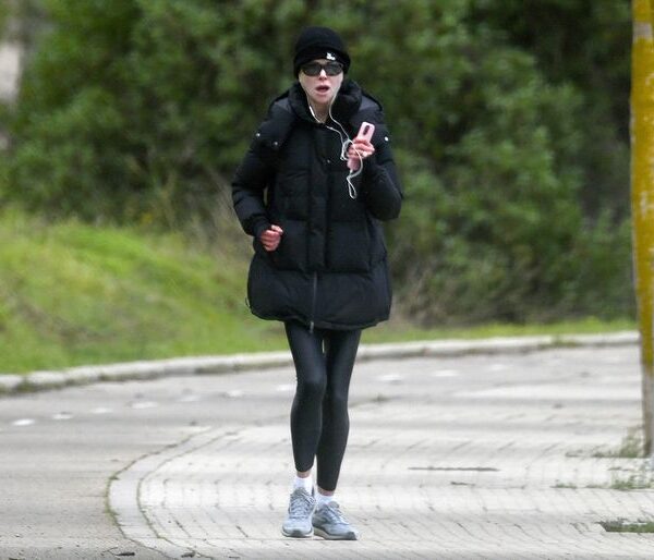 En fotos: de la agitada caminata de Nicole Kidman en Mallorca al reencuentro de Brad Pitt y George Clooney en el set