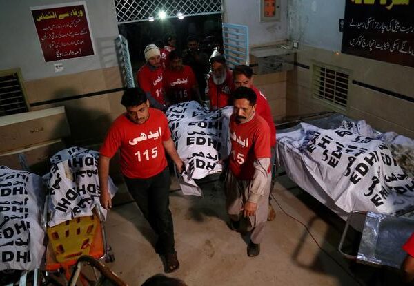 Al menos cuarenta muertos en el peor accidente de autobús en casi diez años en Pakistán