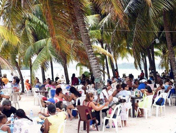 Malestar de vacacionistas por altos precios de servicios en playa de Boca Chica