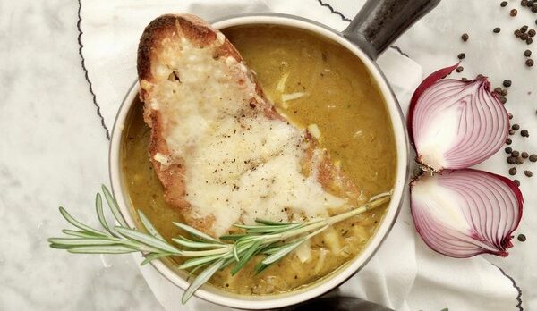 Sopa de cebolla, la receta definitiva del plato invernal perfecto