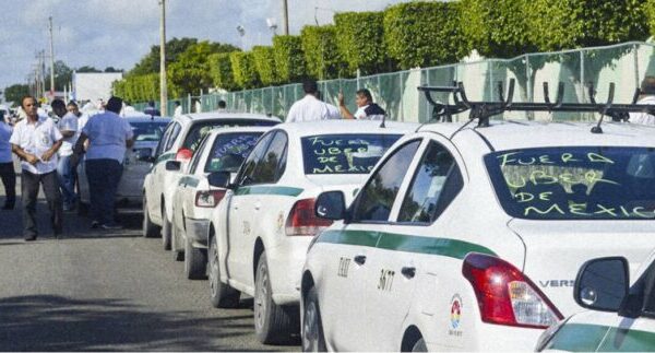 Cancún: hoteleros temen agresión de taxistas si retiran sus puestos