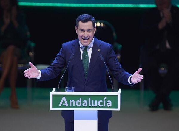 Moreno explota el andalucismo contra el Gobierno de España en un acto pensado para la televisión