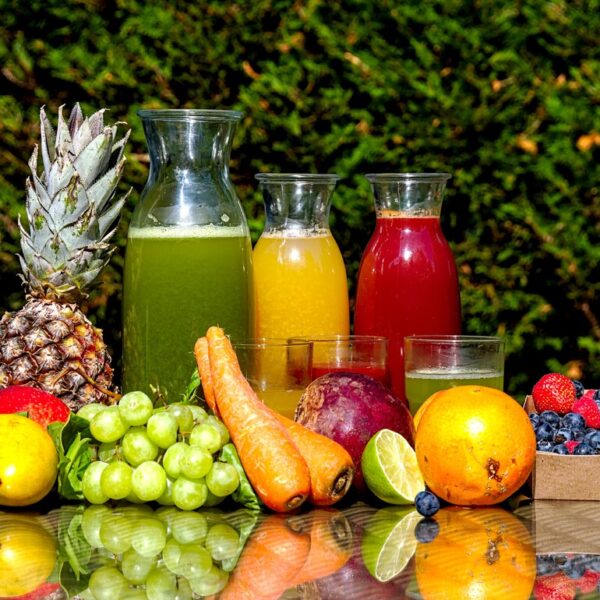 Siete recetas de jugos naturales que puedes preparar en casa, tan solo con una licuadora. Perfectos para preparar para toda la familia