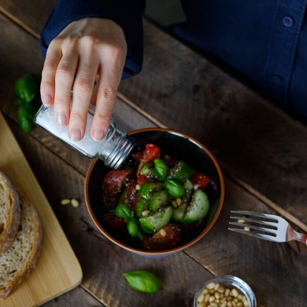 ¿Mucho estrés? Tal vez deberías ponerle menos sal a tus alimentos, expertos explican