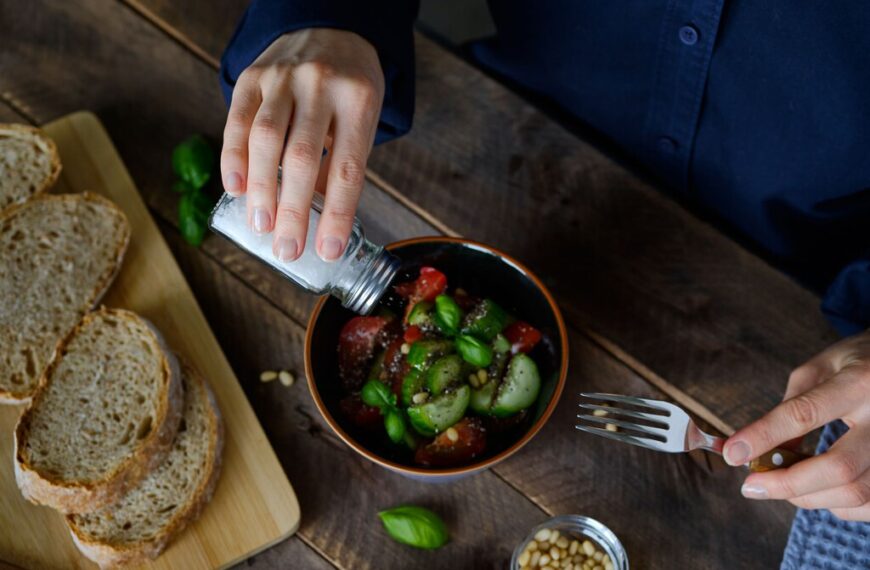 ¿Mucho estrés? Tal vez deberías ponerle menos sal a tus alimentos, expertos explican