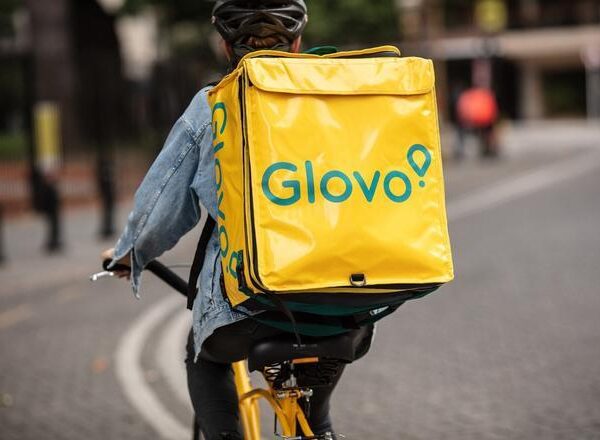 Madrid ultima un acuerdo con Glovo para facilitar la entrega de comida a domicilio a personas vulnerables